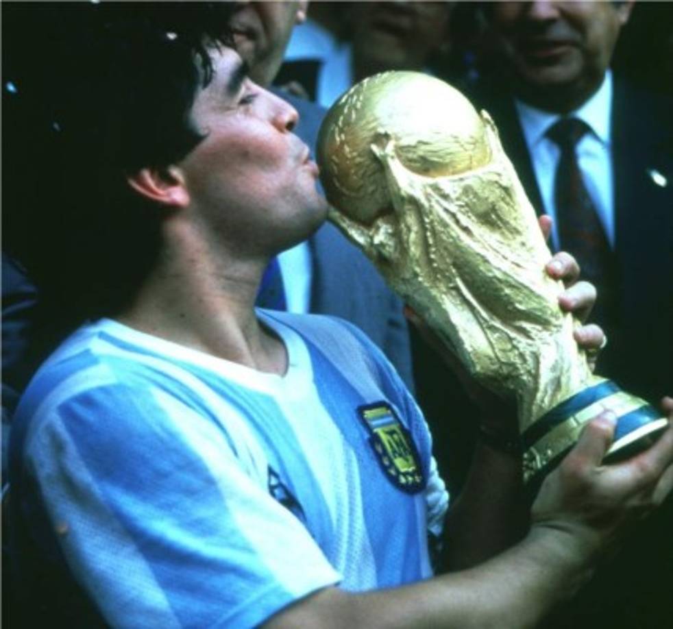 Maradona besando el trofeo de la Copa Mundial .