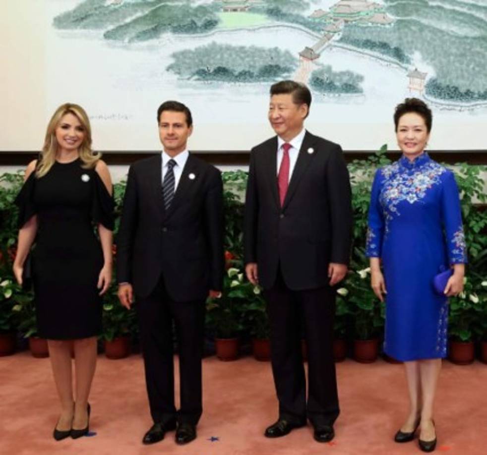 La Gaviota asistió este lunes la Universidad de Zhejiang, donde la anfitriona Peng acudió para destacar la importancia de la concienciación en las aulas contra el VIH.