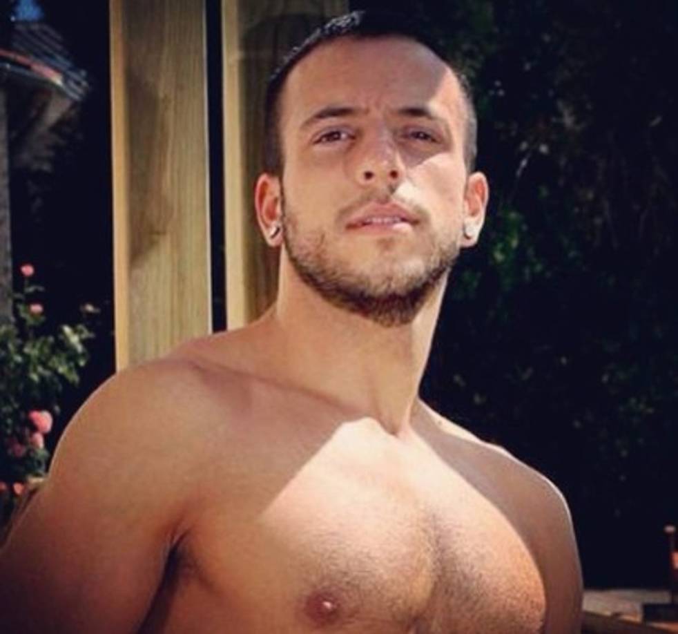 Un productor de la industria XXX lo convenció para participar en una de sus películas. Hoy se le conoce como 'Stany Falcone' .