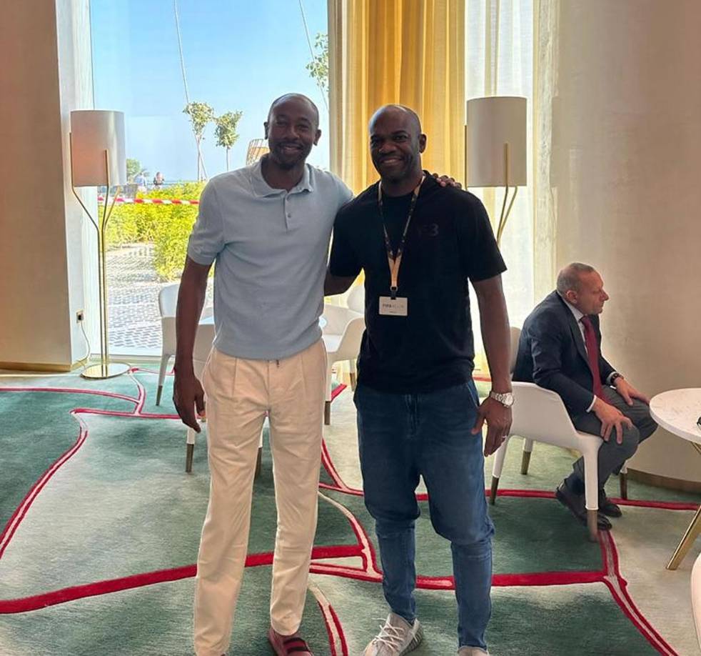 Encuentro de centroamericanos. David Suazo junto al costarricense Paulo César Wanchope.
