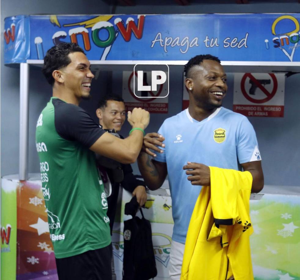 Allans Vargas y Kevin Álvarez se saludaron muy alegres. ‘Chapeta‘ fue jugador del Real España.