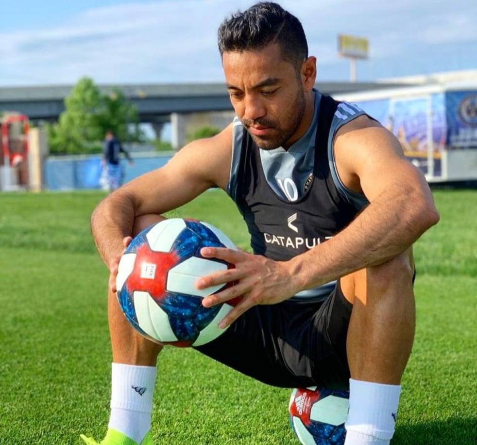 ¿Qué es Famosos.com? Esta es la plataforma en la que cantantes, actores, deportistas y hasta influencers venden saludos o felicitaciones en video a cambio de dinero. Famosos como Maribel Guardia y Carlos Villagrán ‘Kiko’, cobran 3 mil 200 pesos mexicanos y son los que más dinero piden en México y Marco Fabián se unió a ellos.