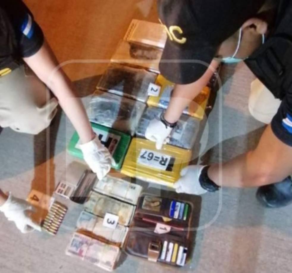 Los agentes de la Atic trabajan en el conteo total del dinero encontrado así como la remisión de los detenidos.