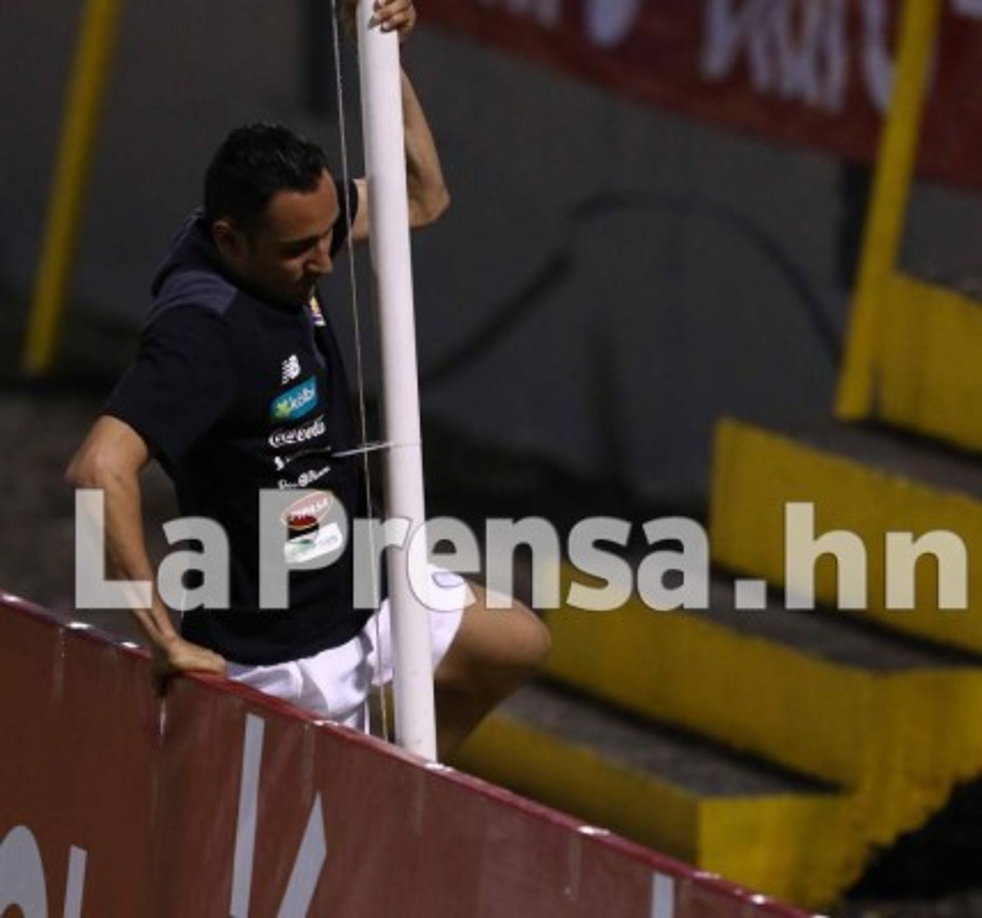 La sorpresa se dio cuando Keylor Navas se retiró del resto de sus compañeros y se fue para un sector en donde lo aclamaban algunos aficionados.