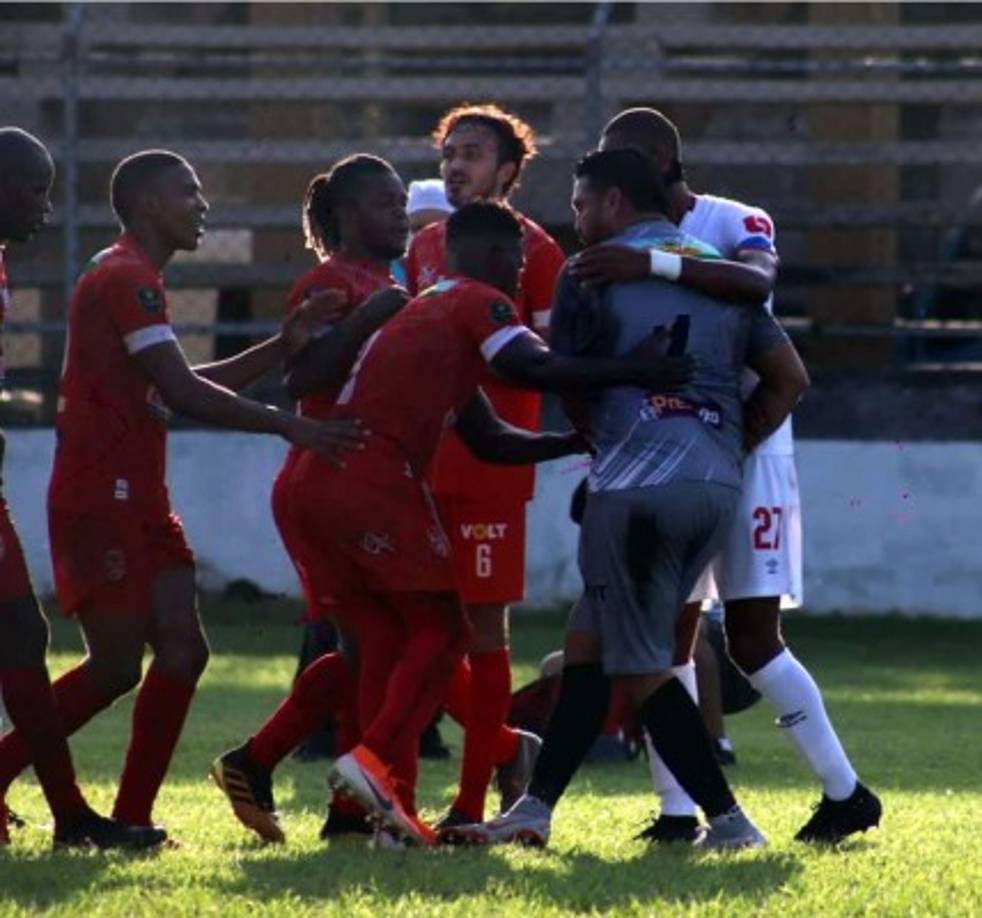 Obed Enamorado enloqueció y tuvo que ser controlado por los demás futbolistas. Foto Edgar Witty