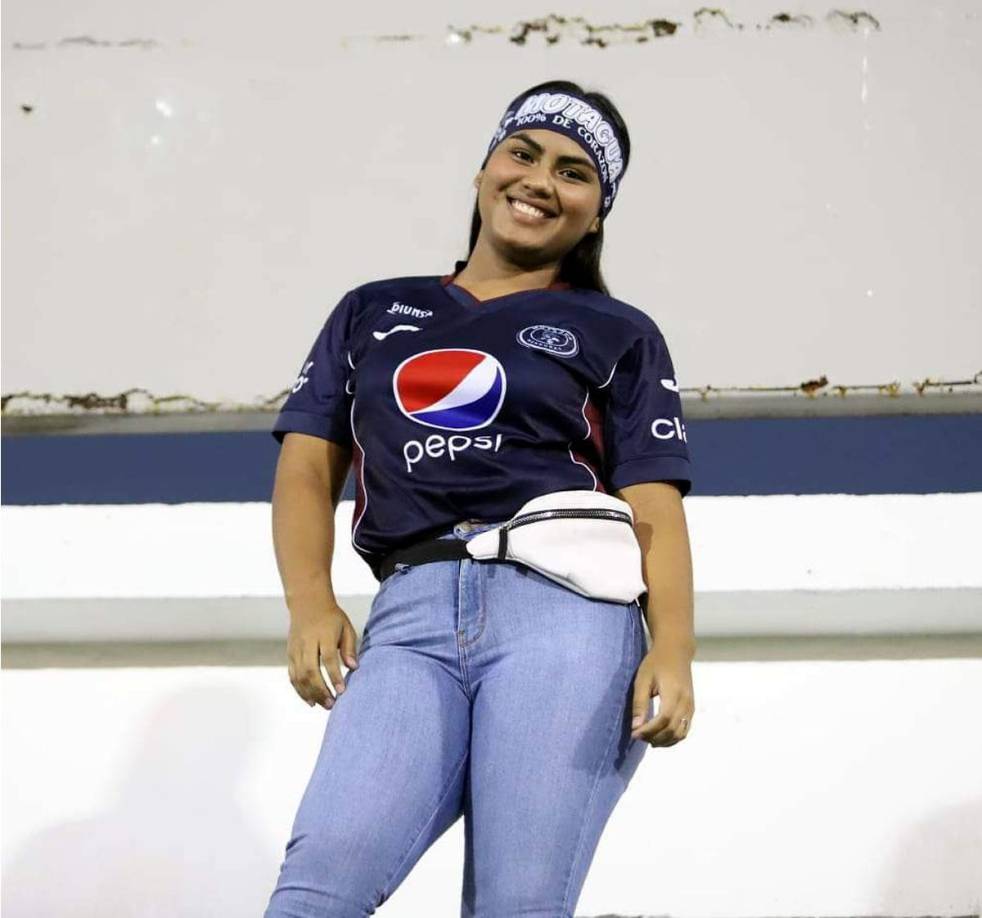 Una guapa aficionada del Motagua durante el partido ante Real España.