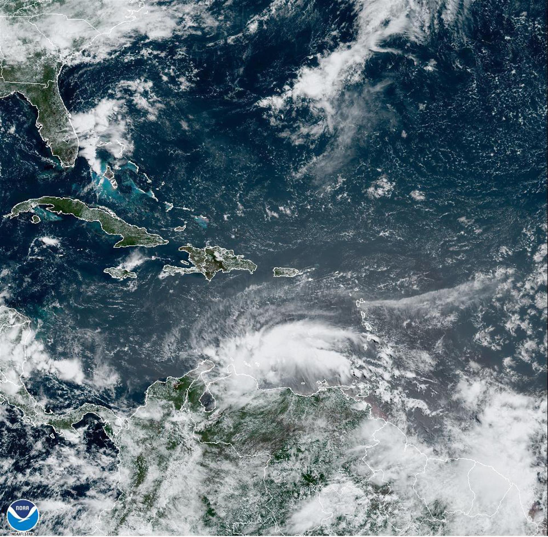La onda tropical se fortalece en el mar Caribe y se espera que evolucione a tormenta tropical en las próximas horas.