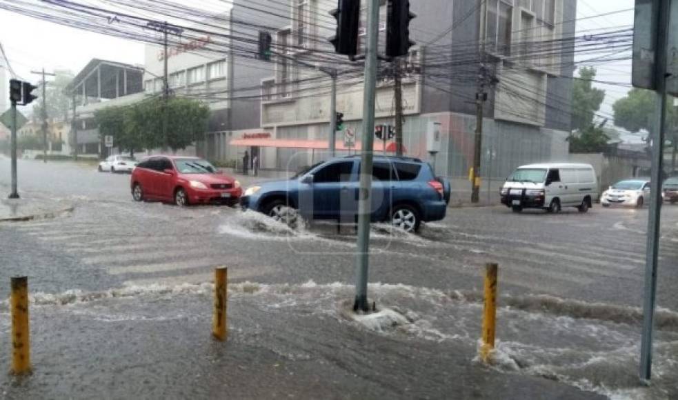 El sistema pluvial urbano de la ciudad sucumbe con cada tormenta sobre la región. El tránsito se vio obstruido por las aguas que corrieron como ríos por las calles y avenidas de San Pedro Sula.