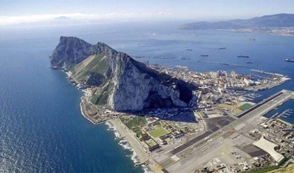 El Aeropuerto de Gibraltar, España. Tiene una única pista de 1.829 metros de longitud. Es el único aeropuerto del mundo cuya pista de aterrizaje se cruza con una carretera al mismo nivel. Además, es considerada la segunda terminal aérea más peligrosa de Europa.