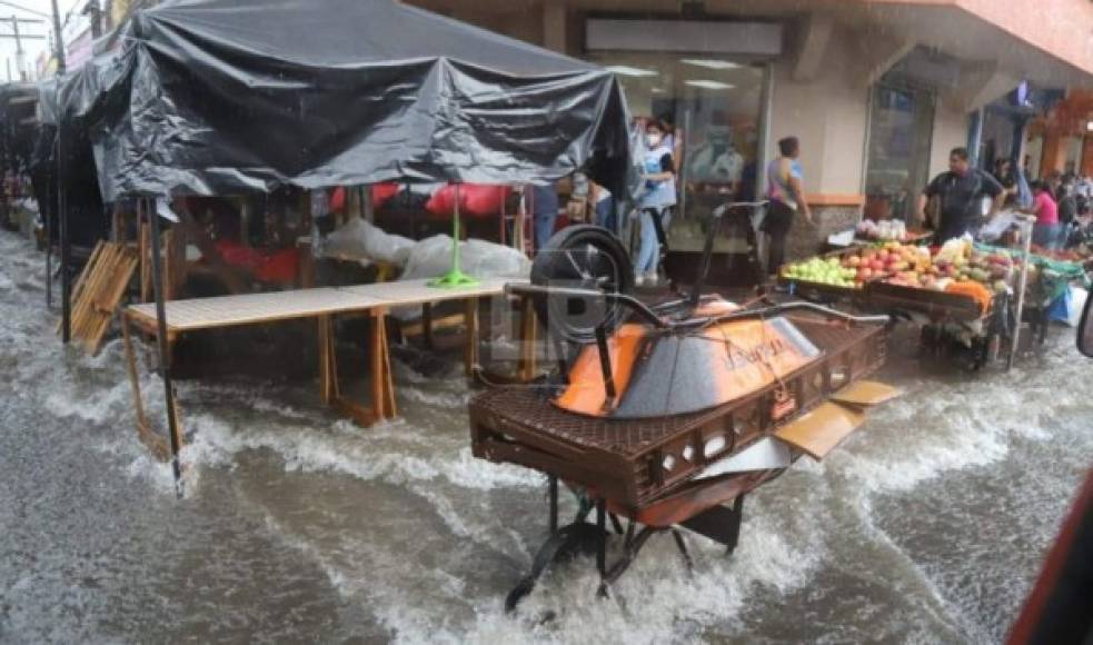 El caos llegó al centro de la ciudad. Comerciantes, inadvertidos, tuvieron que buscar formas de proteger sus mercancías. En esa zona de la ciudad, cuya plétora de basura en las calles obstruye los tragantes, el agua atacó con fuerza.