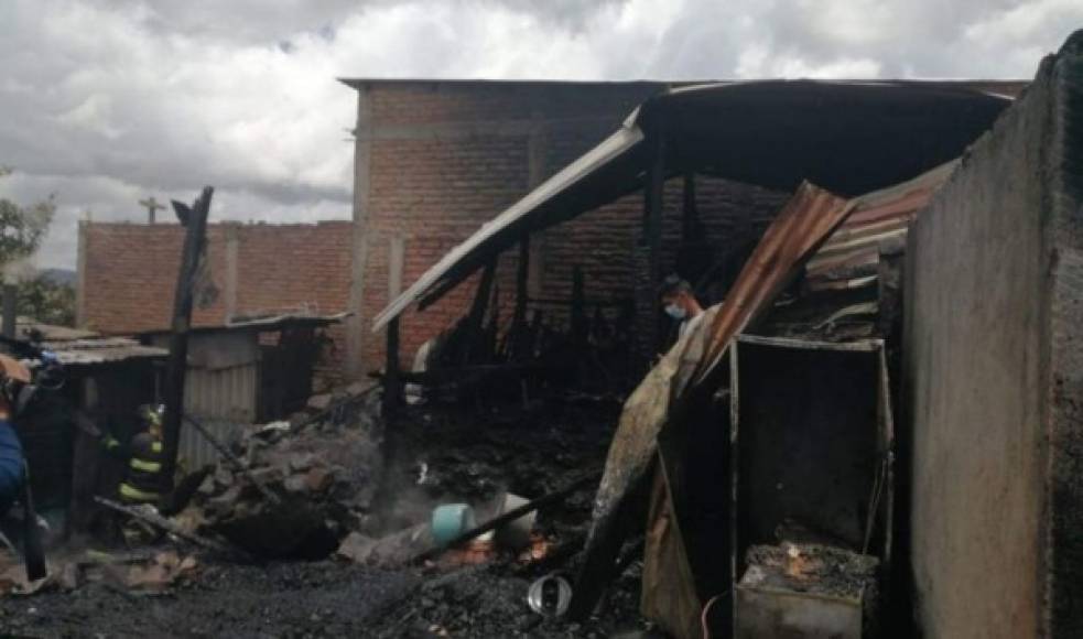 Las familias fueron rescatadas por los bomberos. Estos ingresaron y apagaron las llamas. Se desconoce el motivo del incendio. Fotrografía: Redes sociales