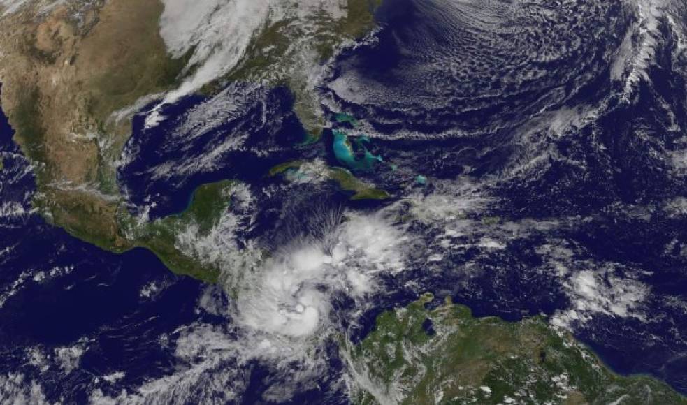 En Panamá, la tormenta dejó tres muertos y cuatro desaparecidos pero las alertas se redujeron a medida que el fenómeno se aleja en dirección al norte.