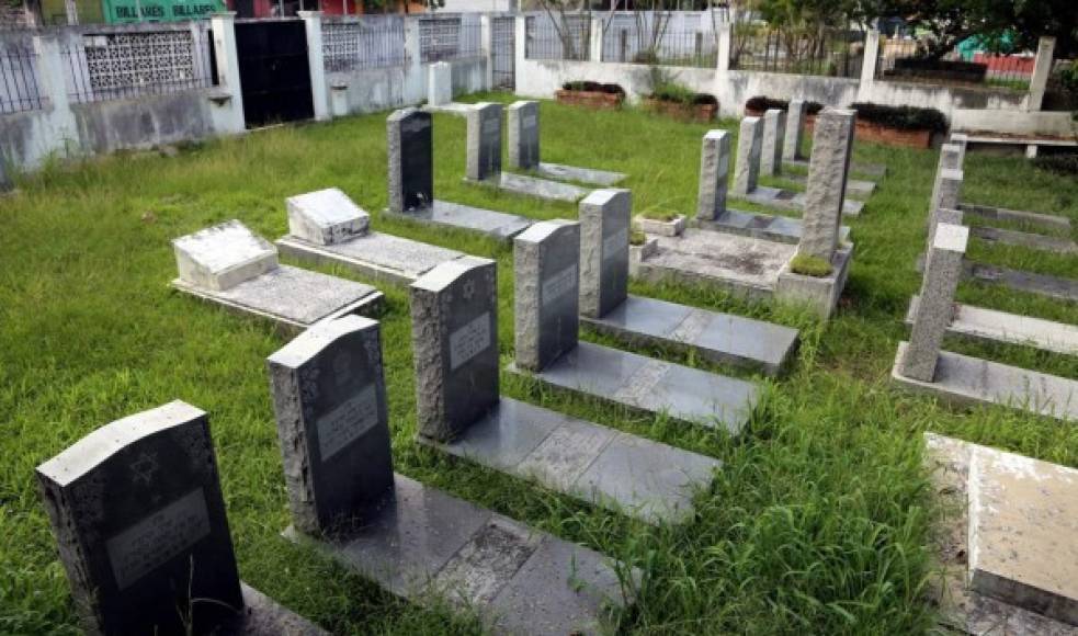 A un extremo de las tumbas de los chinos se encuentran los judíos.