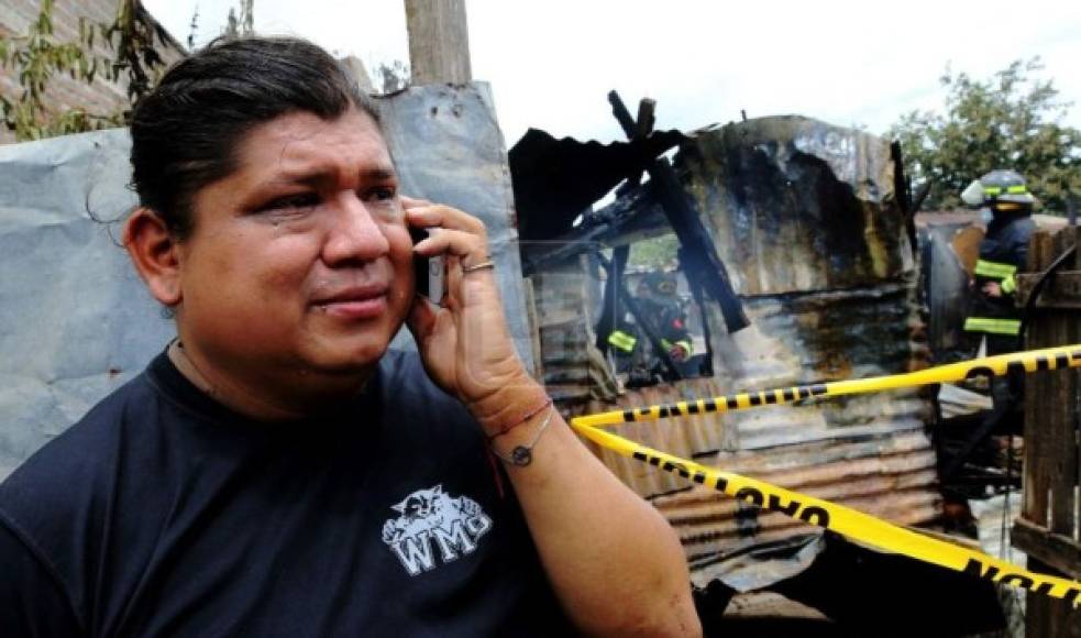 '¡No sé qué voy a hacer!', gritaba Luis, propietaris de una vivienda afectada. El hombre vio cómo sus esfuerzos quedaron reducidos a cenizas. Dessperado, llamaba a familiares.