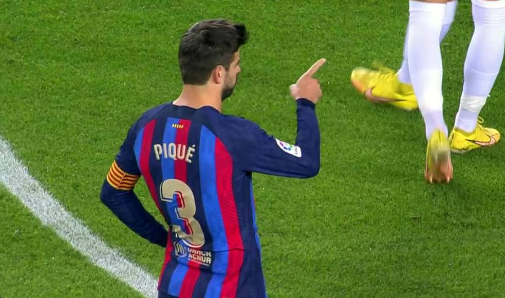 Gerard Piqué señalando a Robert Lewandowski para que el polaco lanzara el penal, que finalmente falló. El público en el Camp Nou quería que el defensa lo tirara.