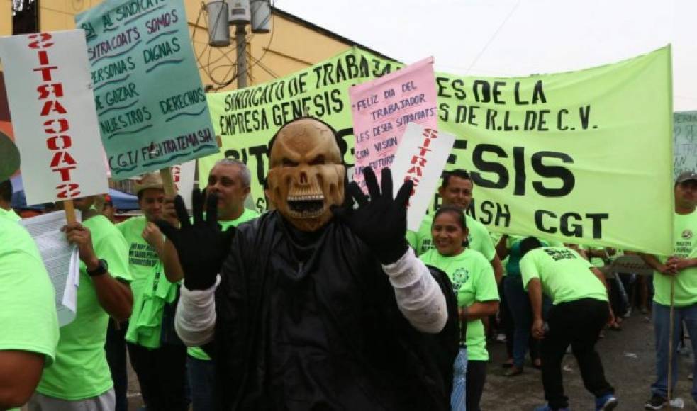 Con jocosidad, muchos trabajadores salieron a exigir sus derechos. Este hombre llamó la atención por su divertida máscara.