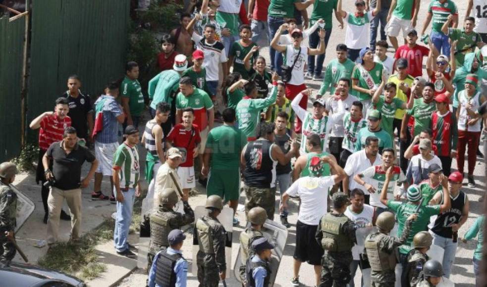 La barra del Marathón se enfrentó a la del Olimpia a minutos de que iniciara el encuentro deportivo.