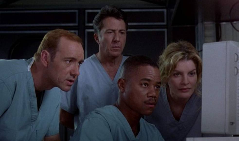 Epidemia (1995) / Outbreak<br/>Google 87% / IMDb 6.6/10<br/>Donde ver: Netflix<br/><br/><br/>Director: Wolfgang Petersen<br/>Actores: Dustin Hoffman, Rene Russo, Cuba Gooding Jr, Morgan Freeman y Kevin Spacey<br/>Motaba es como se llama el virus propuesto por esta película, que emulaba el mortal ébola. Un pequeño mono lleva el virus de África a EEUU que provoca un fiebre hemorrágica con un índice de mortalidad de 100 por ciento. En el caos especialistas buscan una cura antes que el gobierno intente aniquilar a todos los infectados.<br/>