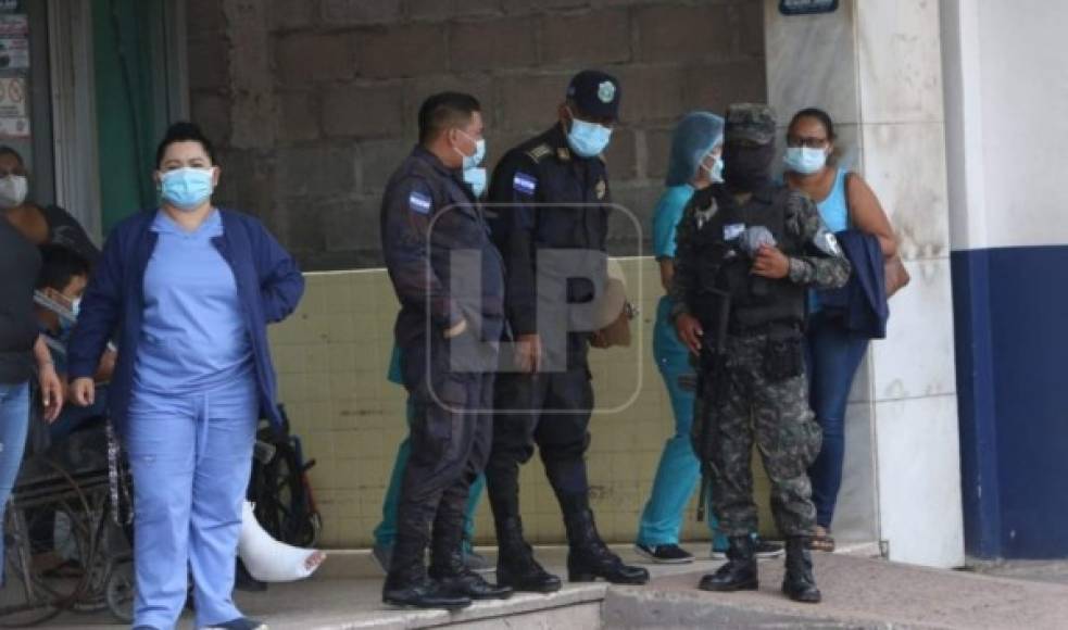 Policías penitenciarios en el hospital Escuela, hacia donde fue trasladado en una ambulancia un custodio, de 26 años de edad, con una herida de bala en una de sus piernas.