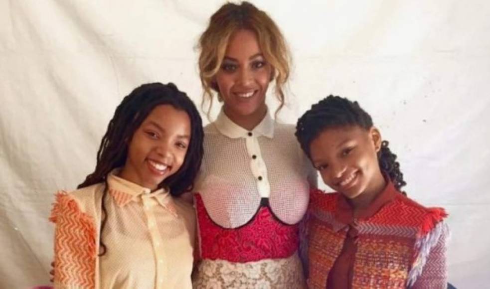 Beyoncé descubrió a Halle y Chloe, quien después de escuchar a las hermanas cantar una de sus canciones decidió ficharlas con su discográfico Parkwood Entertainment.<br/><br/>Posteriormente las hermanas aparecieron en el video de Beyoncé 'All Night' y fueron parte de algunos de sus shows en la gira de 2018 'On The Run' junto a Jay-Z.
