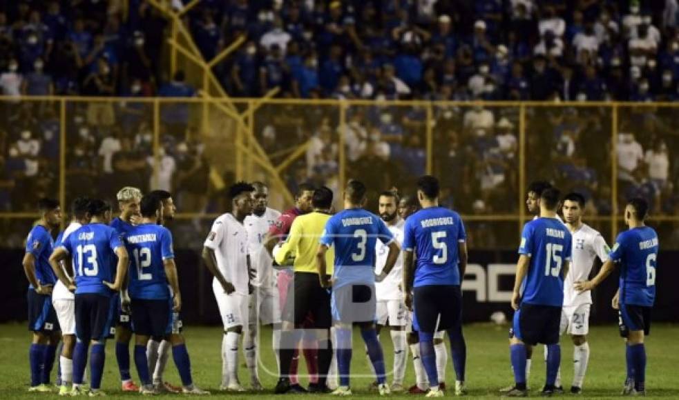 Los jugadores de la Selección de Honduras no aceptaron a seguir jugando así. El partido se reanudó cuando se volvieron a encender los focos.