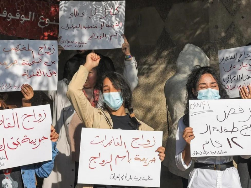 Activistas de una organiación feminista iraquí se manifestaron frente al tribunal.
