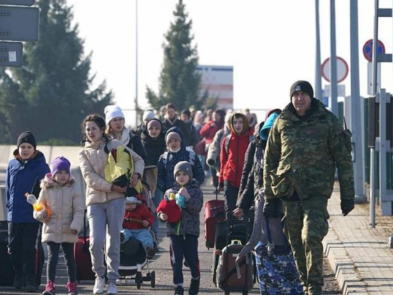 Ucranianos huyendo de su país.
