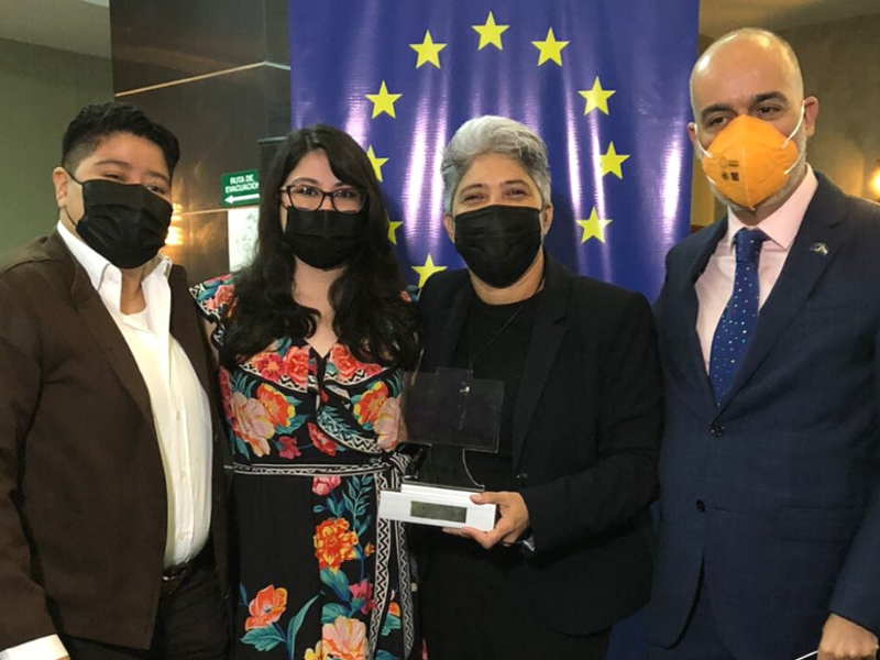 Representantes de Cattrachas recibiendo su premio.
