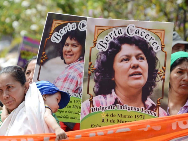 Miembros del Copinh protestan por muerte de Berta.