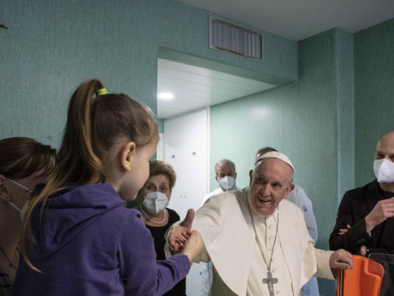 El papa Francisco visitó hoy a los niños que han llegado desde Ucrania huyendo de la guerra tras la invasión de Rusia.