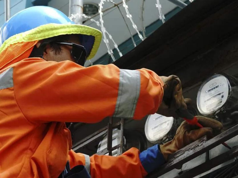 El Gobierno de Honduras contratará al menos 5,000 personas para crear cuadrillas y disminuir el robo de energía eléctrica en el país.