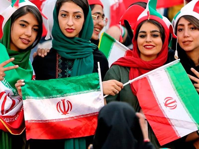 Mujeres iraníes disfrutan de un partido de fútbol de su Selección Nacional.