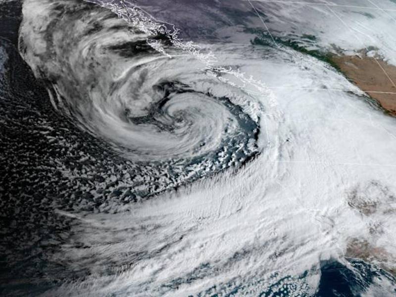 El potente ciclón que azota California con nieve, lluvia y fuertes vientos ha provocado severas inundaciones.