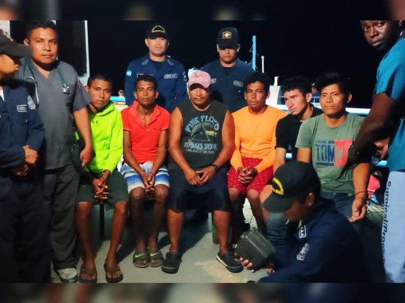 Hondureños rescatados por la <b>Fuerza Naval de Honduras.</b>