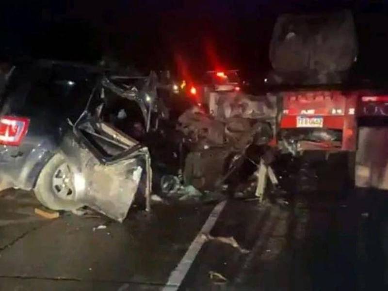 La camioneta Ford quedó completamente destruida luego del choque.
