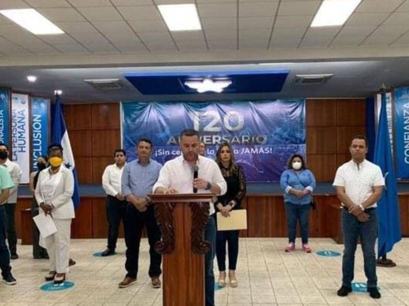Nacionalistas en conferencia de prensa.