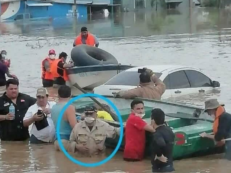 Roberto Rodriguez en su labor durante las inundaciones provocadas por Eta y Iota (imagen de archivo).