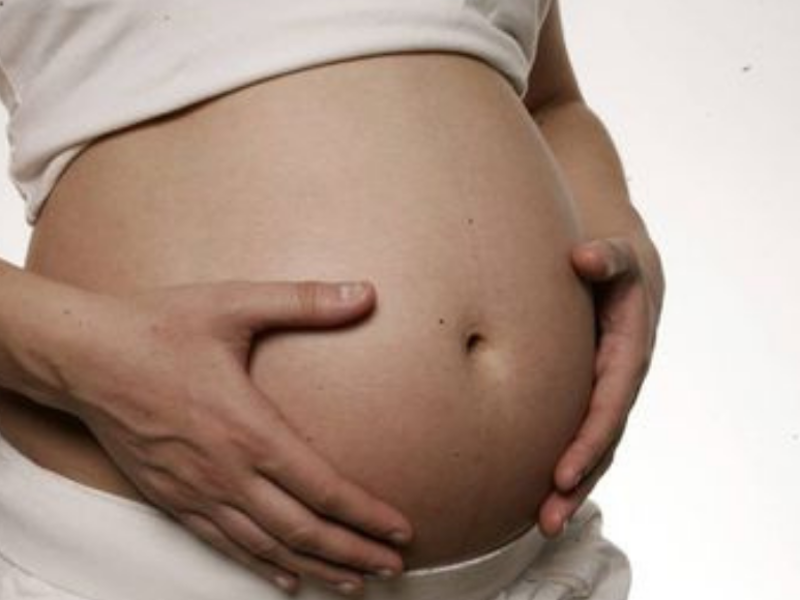 La investigación analizó los nacimientos prematuros, las hospitalizaciones, los defectos congénitos y la mortalidad infantil, y no encontró diferencias perceptibles entre los grupos estudiados.