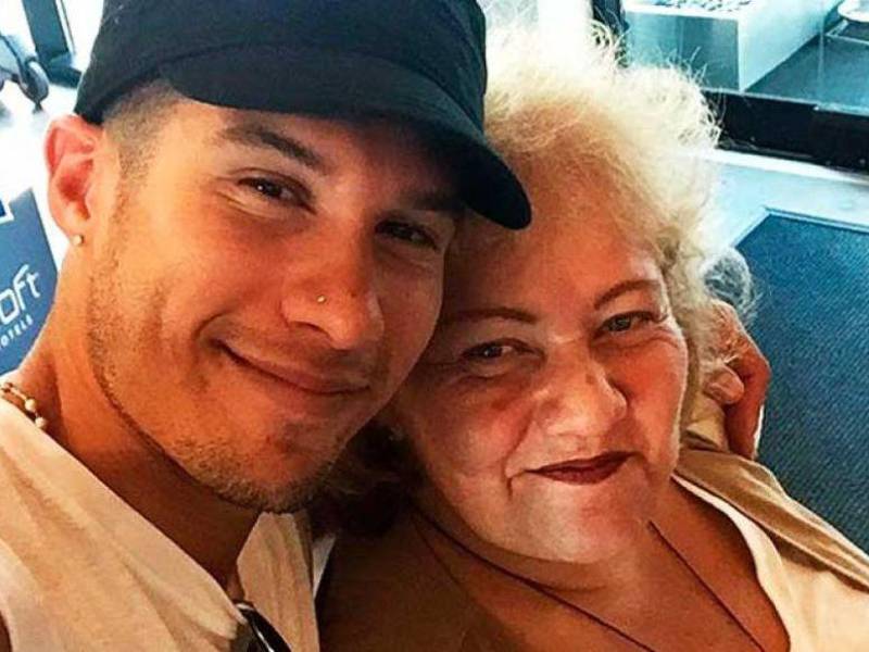 Chyno Miranda y su madre Alcira Pérez.