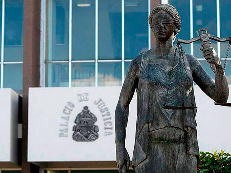 Los magistrados José Antonio Gutiérrez Navas, José Francisco Ruiz Gaekel, Gustavo Enrique Bustillo Palma y Rosalinda Cruz Sequeira fueron destituidos el 12 de diciembre de 2012.