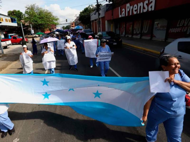 Un grupo de enfermeras salieron a la calle en San Pedro Sula.