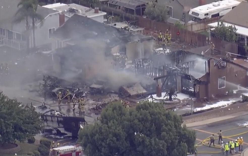 Avioneta se estrella en barrio residencial de California
