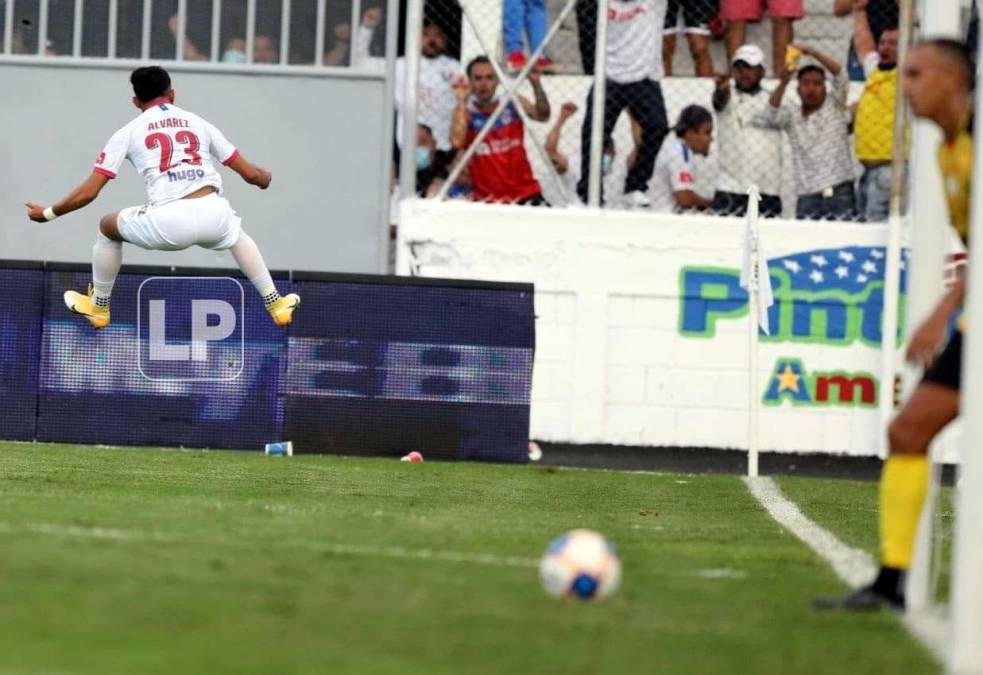 El gran salto de Jorge Álvarez tras el primer gol que hizo en el partido.