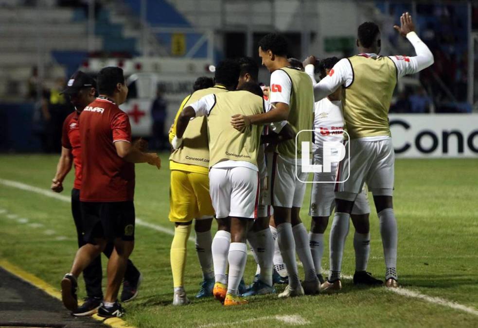 Los jugadores del Olimpia festejando el golazo de Jorge Álvarez.