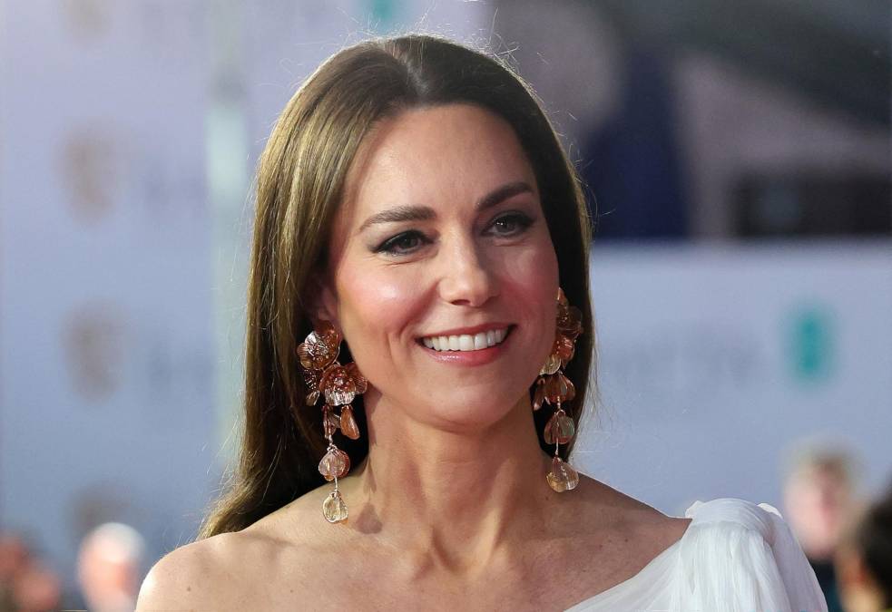 En la alfombra roja de la 76 edición de los Premios Bafta todas las miradas se posaban en la princesa de Gales, Kate Middleton, que aparecía con un vestido blanco de inspiración nupcial, estilismo que complementó con guantes largos negros por encima del codo y un juego de pendientes largos con adornos florales de la firma española Zara.