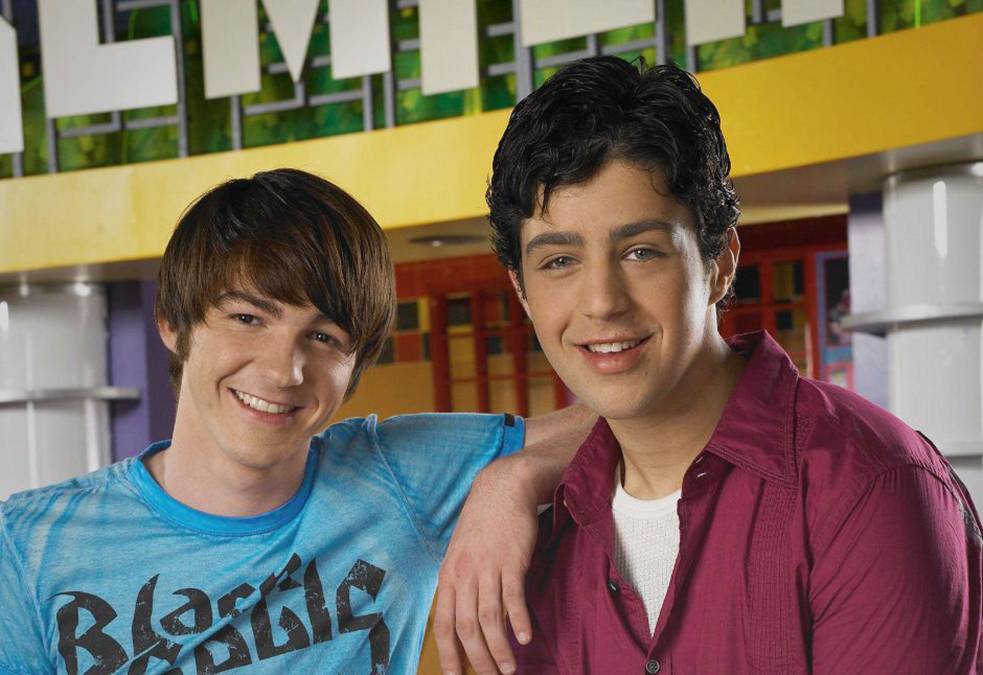 Drake es sin duda conocido por su interpretación de Drake Parker en la serie de Nickelodeon “Drake &amp; Josh”, que protagonizó a lo largo de cuatro temporadas entre 2004 y 2007; además de las dos películas basadas en la serie, “Drake and Josh Go Hollywood” (2006) y “Merry Christmas, Drake &amp; Josh” (2008). 