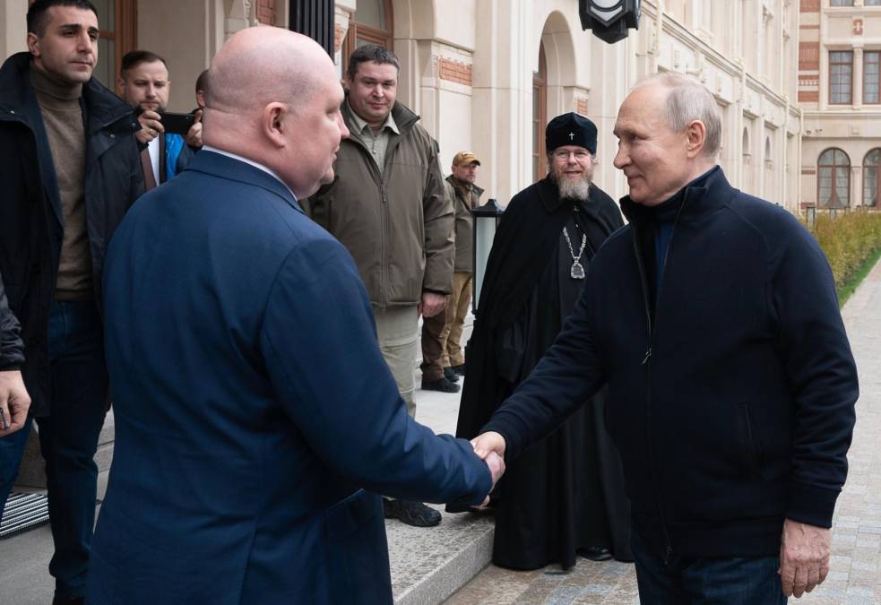 El presidente ruso efectuó los viajes a Crimea y Mariúpol tras la orden de detención emitida por la Corte Penal Internacional (CPI). 