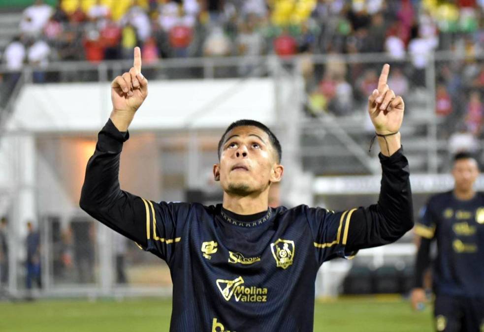 El joven mediocampista Cristian Cálix marcó un golazo y así lo celebró. Se lo dedicó a su novia que se encuntraba en el estadio y estaba de cumpleaños.