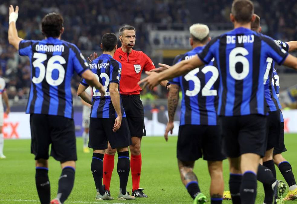 El cabreo de Xavi, Lewandowski afligido, polémicas, festejo del Inter, baile del Bayern y el oso de la jornada de Champions