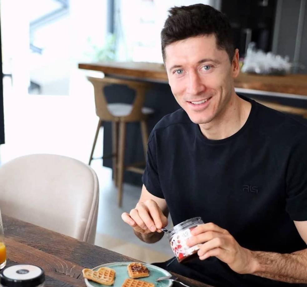 Tras comerse el poste, posteriormente Lewandowski consume arroz con carne o pescado selecto, y la comida se completa con una opción tipo entrante de ensalada o sopa.